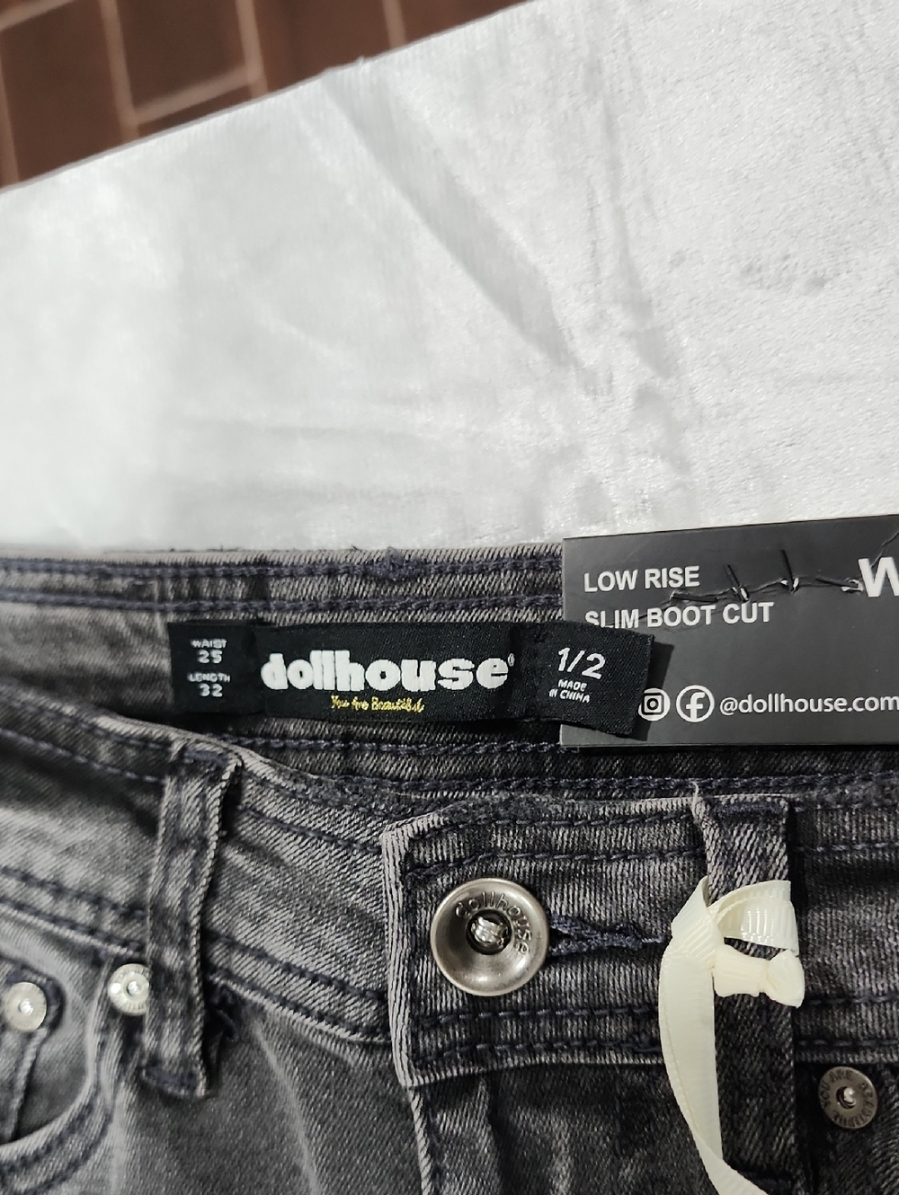 Dollhouse Nikki Jeans Low Rise Slim Boot Cut. Size 1/2. Waist 25". Length 32". - Picture 16 of 16
